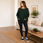 Modelo usando Sweater Oversize Manga Murciélago negro para mujer