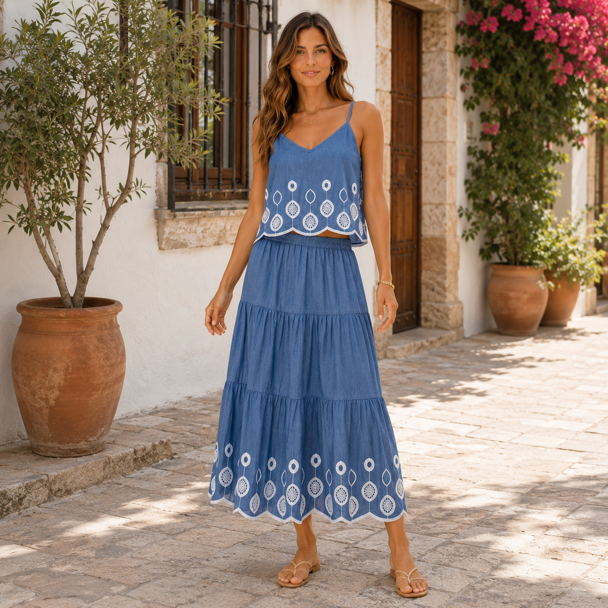 Modelo usando Conjunto Santorini bordado azul denim con top y falda maxi de algodón ELOISE Riviera