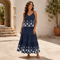Modelo usando Conjunto Santorini bordado azul marino con top y falda maxi de algodón ELOISE Riviera